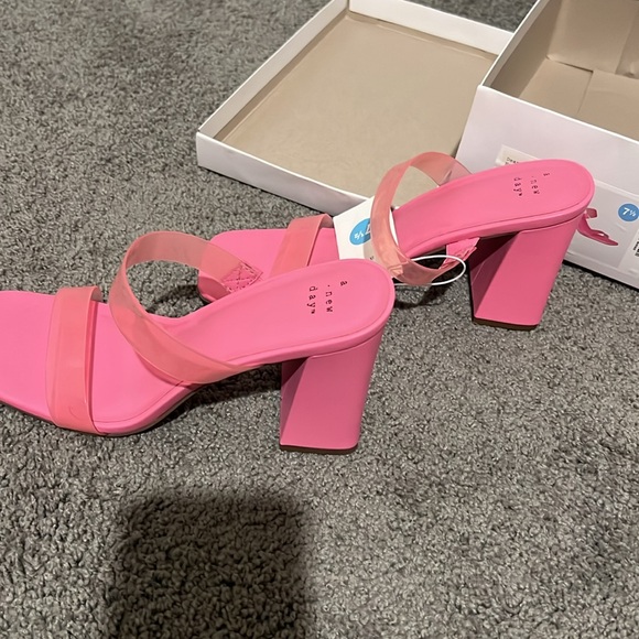 NWT Daisy Fuentes Pink Deanna Heels  SZ 7.5 - Picture 4 of 7